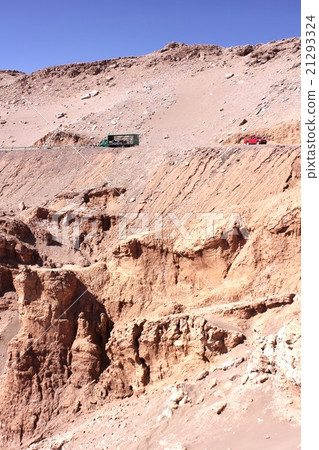 南美洲智利，智利的主要道路，在安第斯山腳下的阿塔卡馬沙漠中懸崖和月亮谷的奇怪岩石 21293324