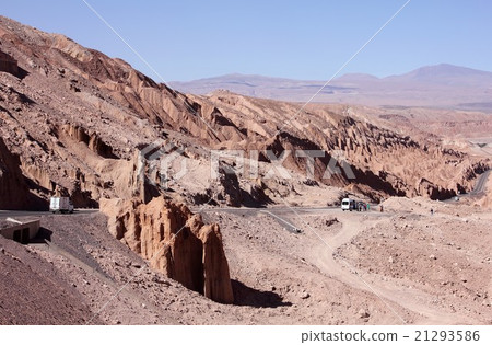南美洲智利，安第斯山脈和主要道路穿過安第斯山脈腳下的阿塔卡馬沙漠月亮谷的奇怪岩石 21293586