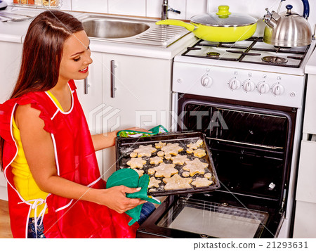 Woman bake cookies Woman bake cookies 21293631