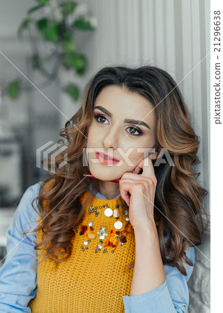 Beautiful business lady in a cafe 21296638