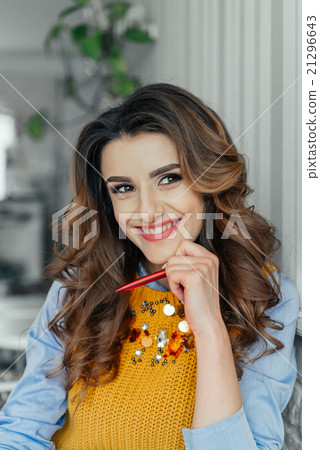 Beautiful business lady in a cafe 21296643