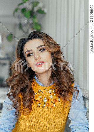 Beautiful business lady in a cafe Beautiful business lady in a cafe 21296645