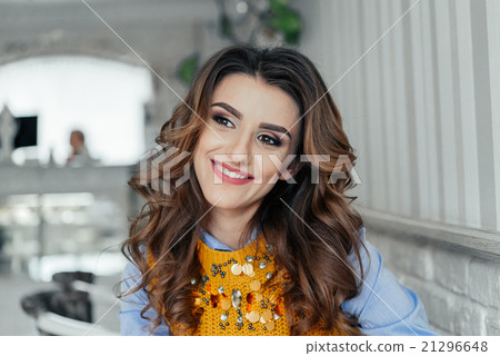 Beautiful business lady in a cafe Beautiful business lady in a cafe 21296648