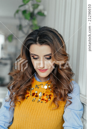 Beautiful business lady in a cafe Beautiful business lady in a cafe 21296650