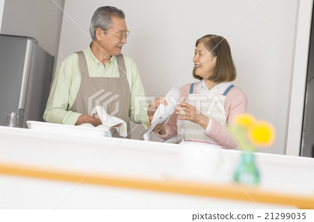 Senior couple standing in the kitchen Senior couple standing in the kitchen 21299035