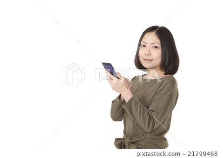 智能手機和一位年輕女士 21299468