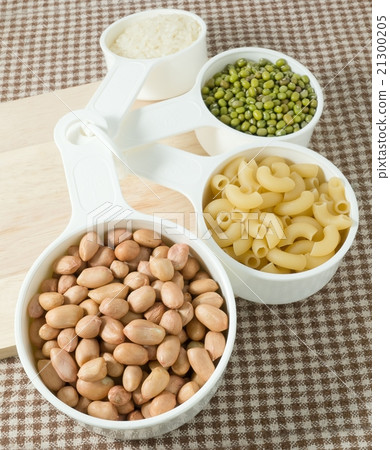 Pasta, Rice, Peanuts and Mung in Measuring Cups Pasta, Rice, Peanuts and Mung in Measuring Cups 21300205