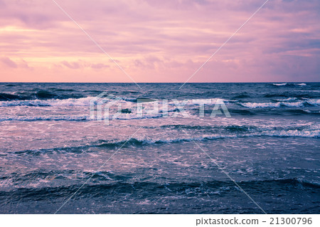 Sea before sunrise 21300796
