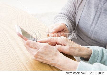 Two senior women who operate smartphones Two senior women who operate smartphones 21301094