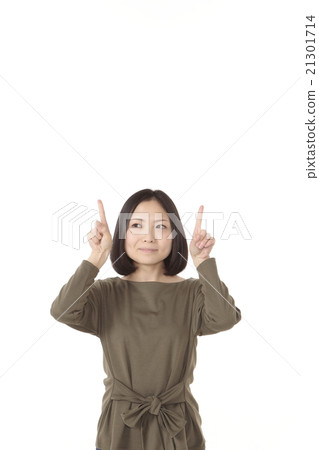 A young lady with pointing pose 21301714