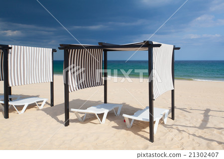 On the empty beach on Tavira 21302407