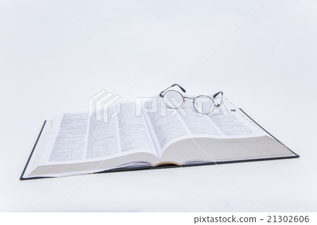 English dictionary and round glasses English dictionary and round glasses 21302606