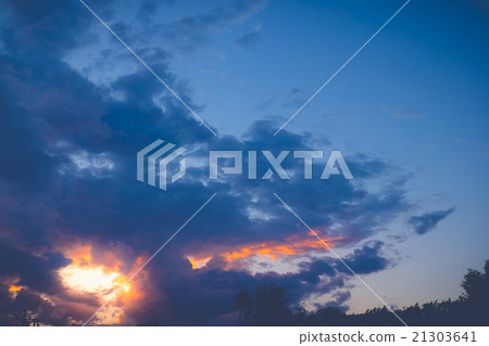 The silhouette of the city skyline during sunset The silhouette of the city skyline during sunset 21303641