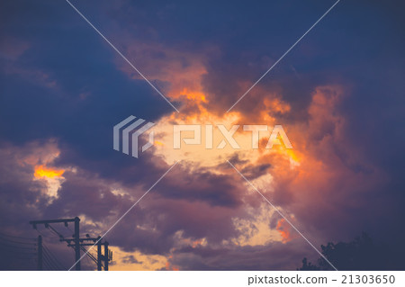 The silhouette of the city skyline during sunset The silhouette of the city skyline during sunset 21303650