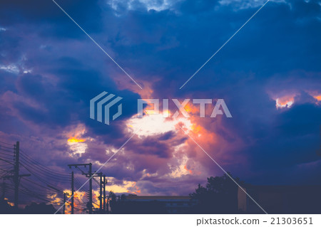The silhouette of the city skyline during sunset The silhouette of the city skyline during sunset 21303651