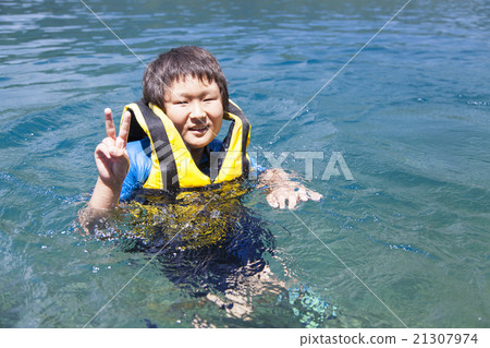 Boys playing marine sports 21307974