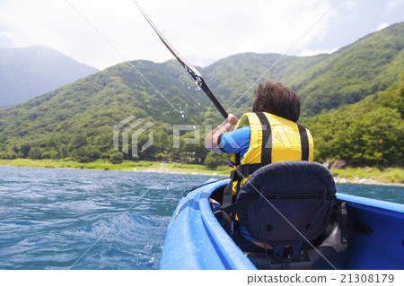 一個男孩騎獨木舟和玩海上運動 21308179