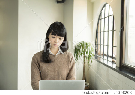 A woman in her twenties using a personal computer 21308208