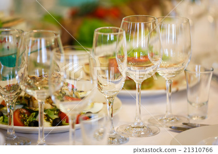 The banquet table in restaurant 21310766