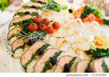 The banquet table in restaurant 21310768