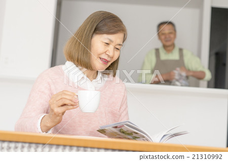 Senior woman drinking coffee 21310992