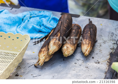 Grilled sweet corn on the charcoal stove. 21316398