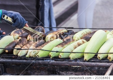 Grilled sweet corn on the charcoal stove 21316401