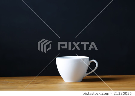 Coffee cup on wooden table 21320035