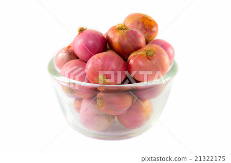 Red onions on glass bowl 21322175