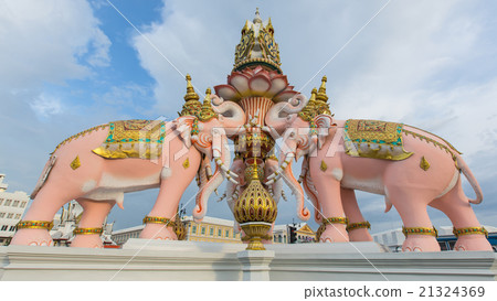 Three head pink elephants statue Three head pink elephants statue 21324369