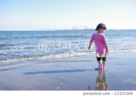 Girls and the sea 2 21325169