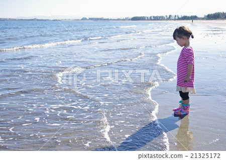 Girls and the sea 5 21325172