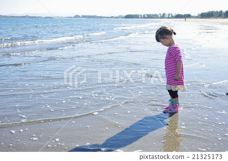 Girls and the sea 6 21325173