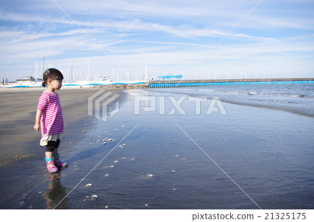Girls and the sea 8 21325175