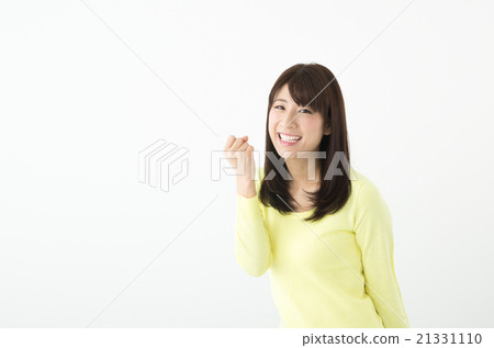 一個帶著微笑擺姿勢的女人 21331110