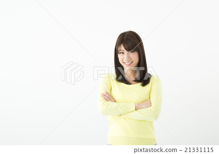 雙臂交叉的女人 21331115