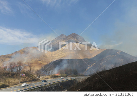 Field burning at Yufu mountain foot Field burning at Yufu mountain foot 21331365