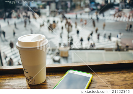 Coffee time in rush hour of City, blur of people 21332545