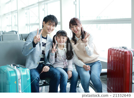 A family signing a V sign in the departure lobby 21332649
