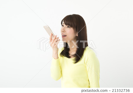 A woman who inputs voice with a smartphone 21332736