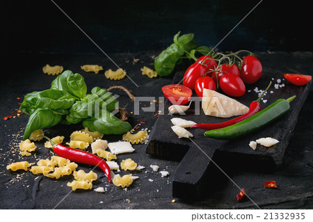 Ingredients for spaghetti sauce Ingredients for spaghetti sauce 21332935