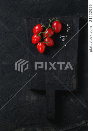 Cherry tomatoes over black Cherry tomatoes over black 21332936