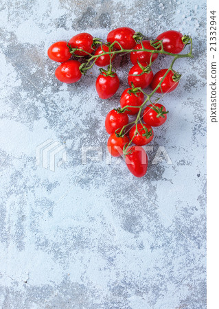 Cherry tomatoes over white Cherry tomatoes over white 21332944