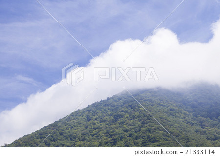 Mountain skin with clouds 21333114