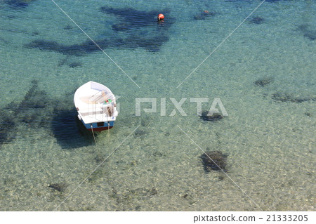 Board floating in the Adriatic Sea 21333205