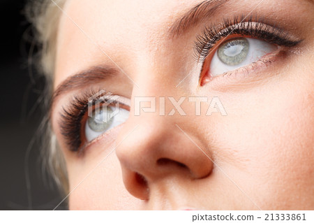 Female eye with long eyelashes Female eye with long eyelashes 21333861
