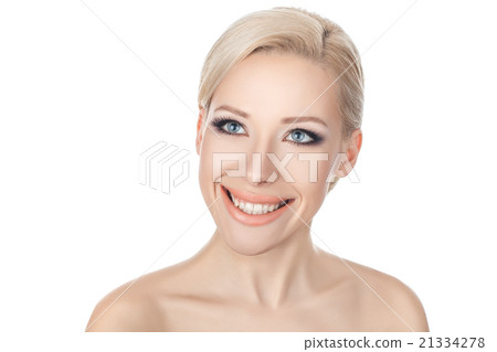 Close-up portraits of the smiling blonde. 21334278