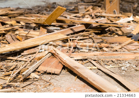 Old-fashioned house dismantlers Contractors break semi-ruined buildings Demolition work Wood waste materials Build-up Japanese architecture 21334663