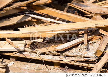 Old-fashioned house dismantlers Contractors break semi-ruined buildings Demolition work Wood waste materials Build-up Japanese architecture 21334668