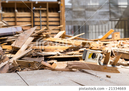 Old-fashioned house dismantlers Contractors break semi-ruined buildings Demolition work Wood waste materials Build-up Japanese architecture 21334669
